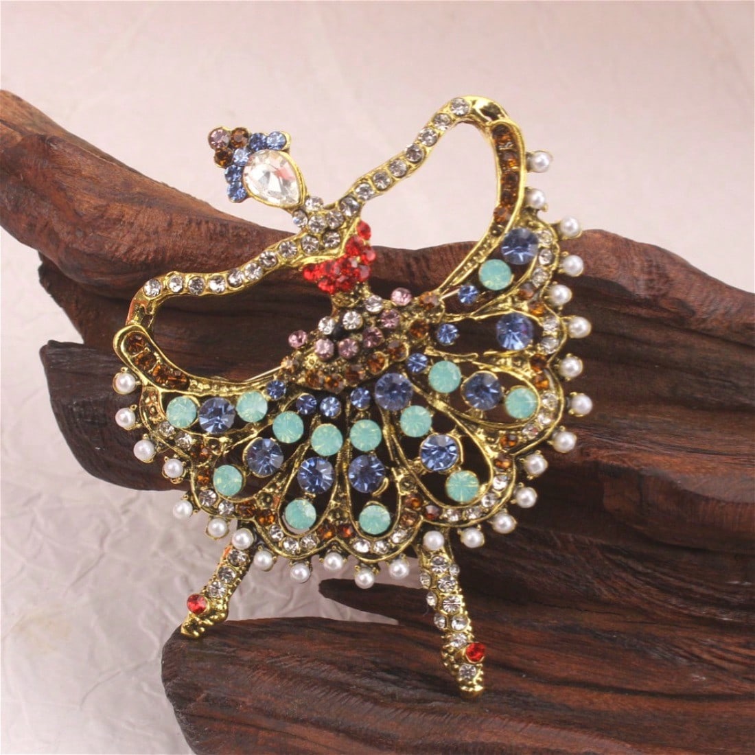 Broche Vintage em Tom Dourado  - Vintage Fashion Enthusiasts avaliação e preço