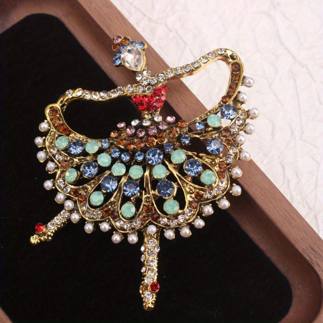 Broche Vintage em Tom Dourado  - Vintage Fashion Enthusiasts avaliação e preço